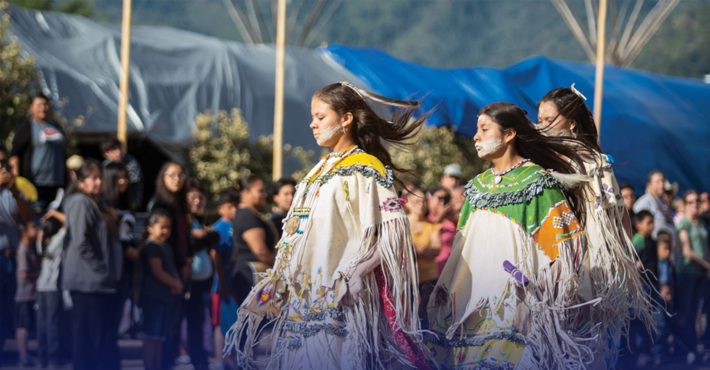 Agente de ICE detiene a una persona de la tribu Apache Mescalero