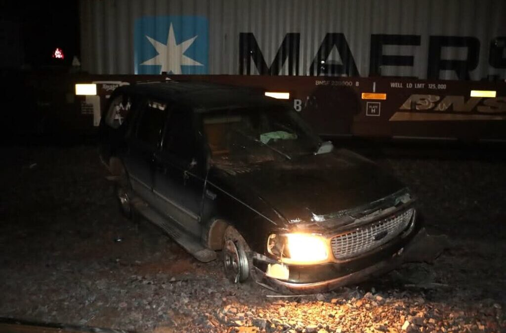 Policía de Clovis informa sobre persecución y choque con tren