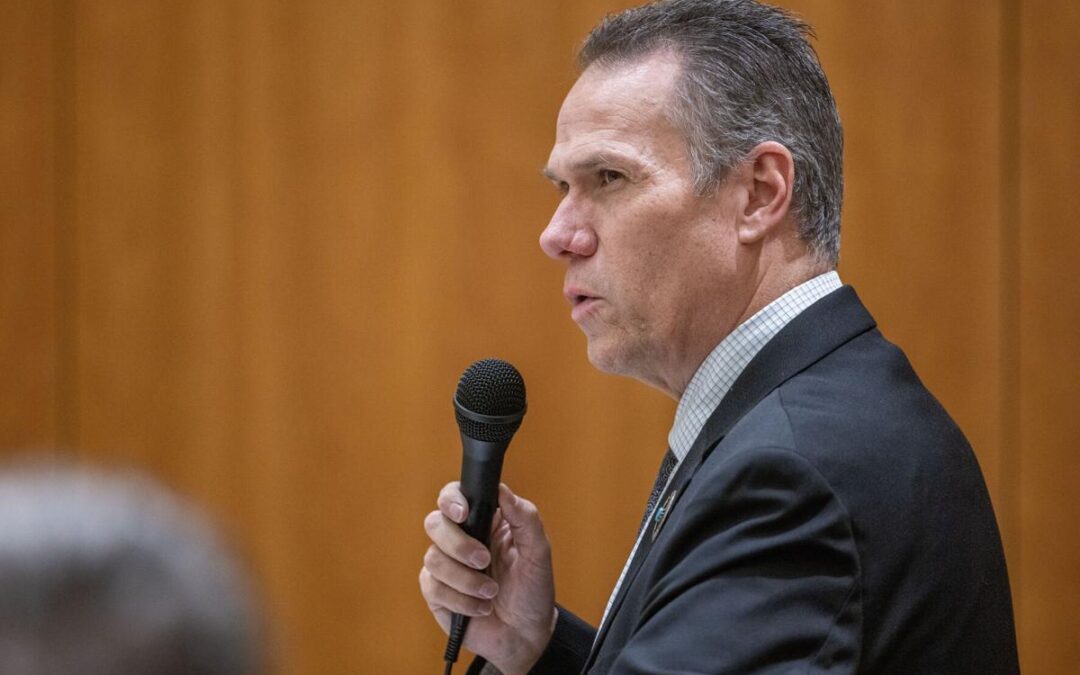 El senador Craig Brandt reintroduce proyecto de ley para hacer de las amenazas de tiro un delito Grave