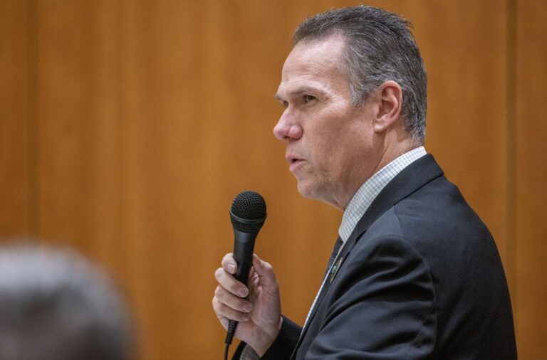 El senador Craig Brandt reintroduce proyecto de ley para hacer de las amenazas de tiro un delito Grave