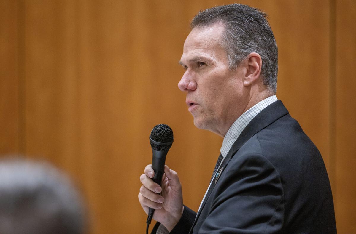 La propuesta también aborda el "swatting", que consiste en realizar un informe falso sobre un crimen o amenaza grave, lo que provoca una respuesta policial de alto nivel, como el despliegue de un equipo SWAT. Actualmente, las amenazas de tiroteo se consideran faltas menores y el "swatting" no está tipificado como delito.