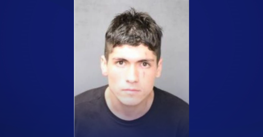 Familiares golpean a hombre acusado de homicidio en corte de Albuquerque