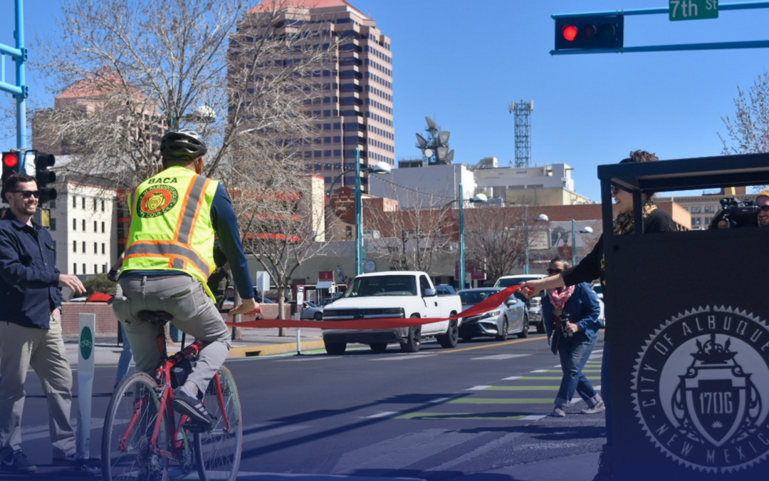 Una bicicleta pintada de color blanco sirve como símbolo silencioso que exige seguridad vial