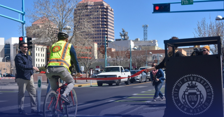 Una bicicleta pintada de color blanco sirve como símbolo silencioso que exige seguridad vial