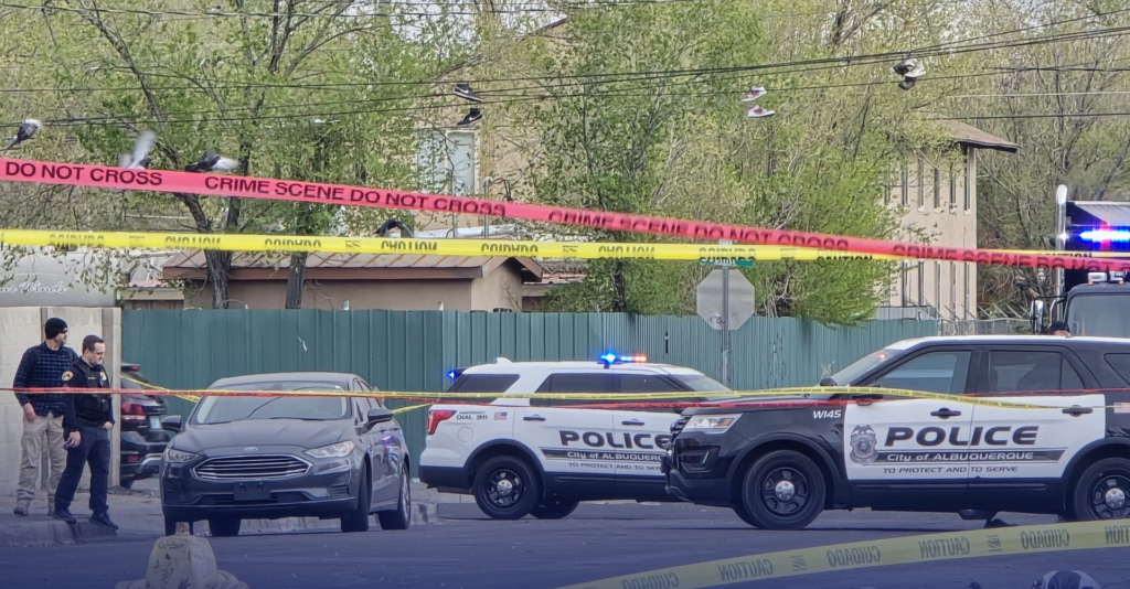 Se reporta un tiroteo que dejo a una persona herida y otra sin vida en Albuquerque