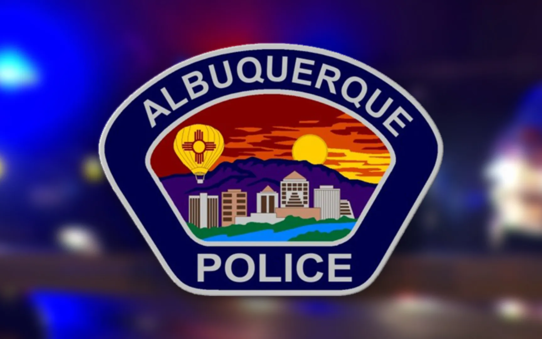 Arrestan a un hombre tras lanzarle un perro a un policía y provocar una persecución en Albuquerque
