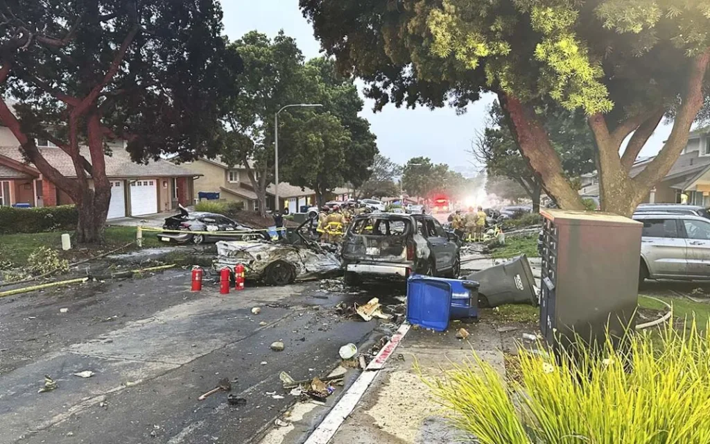Avioneta se estrella en residencias de San Diego; se registran múltiples muertes
