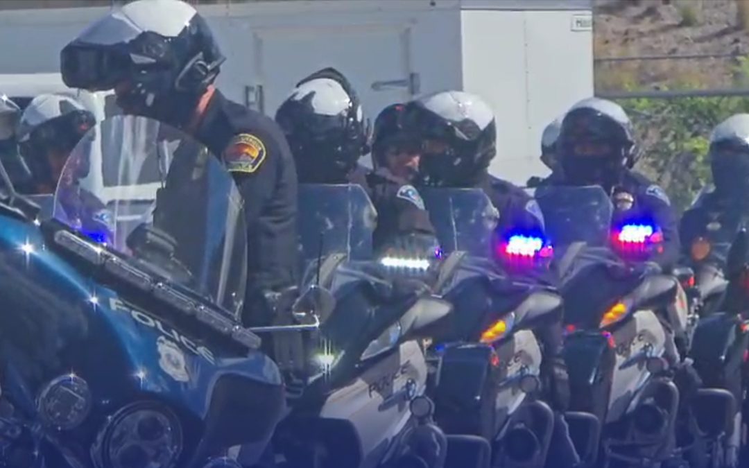 Policía de Albuquerque se une a caravana en honor a oficial caído