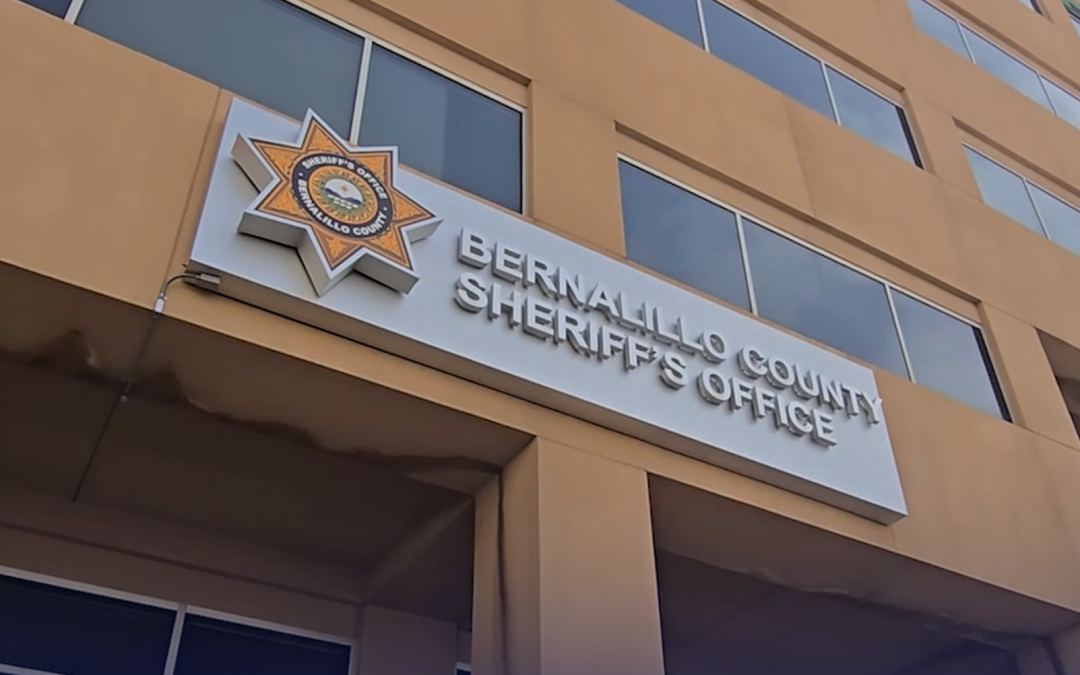 Buscan a sospechoso de causar toque de queda tras tiroteo mortal en Bernalillo