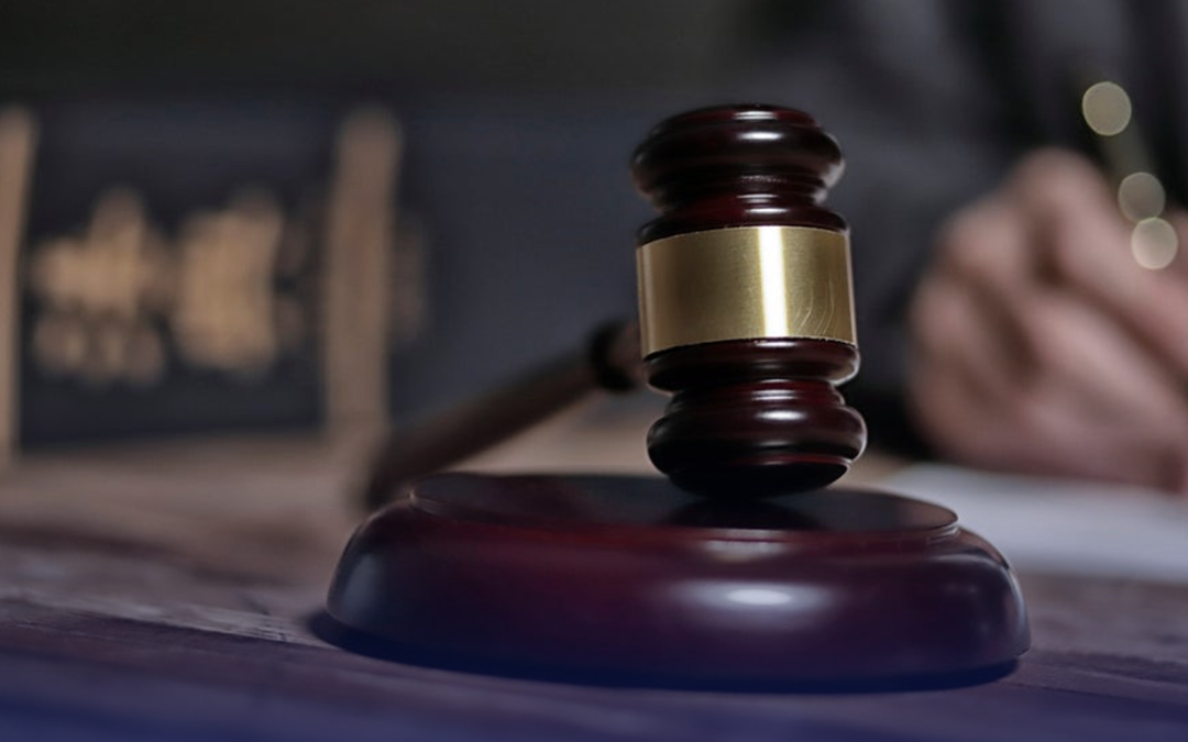 Acusan a hombre de Albuquerque de involucrar a un menor en robo armado; permanecerá en la cárcel