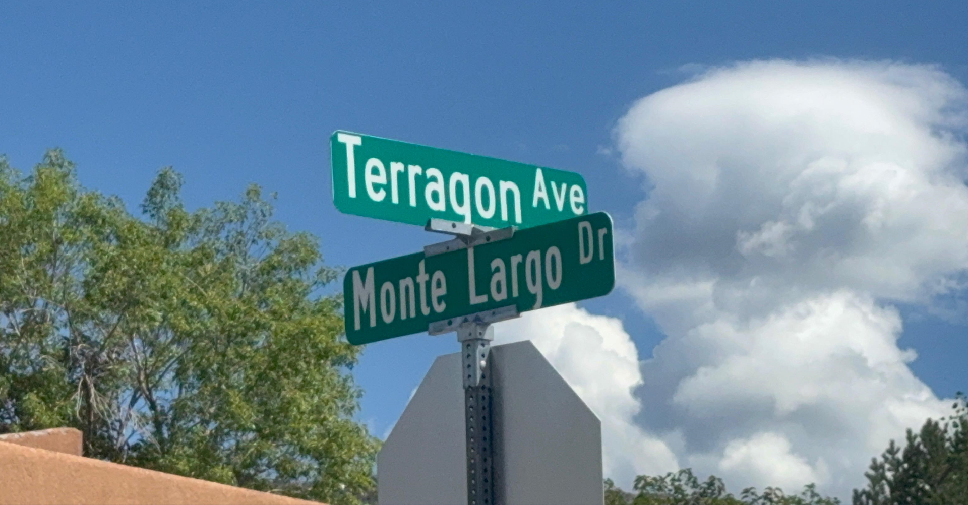 Investigan homicidio en zona residencial de Albuquerque