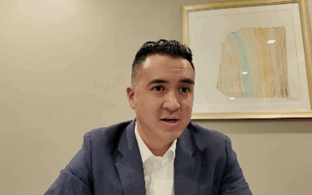 Alex Uballez, exfiscal federal, busca la alcaldía de Albuquerque con enfoque en justicia, seguridad y desarrollo