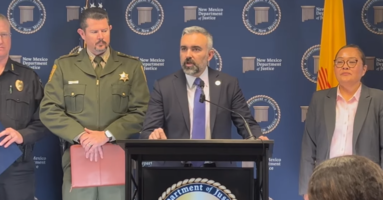 Nuevo México refuerza rastreo de armas usadas en crímenes con centro de inteligencia