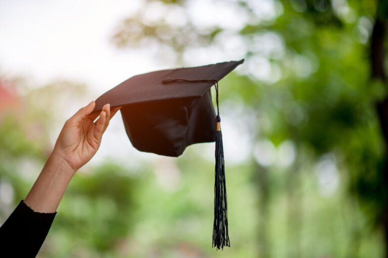 Retorno de Inversión Educativa en Colorado: ¿Realmente Vale la Pena un Título Universitario?