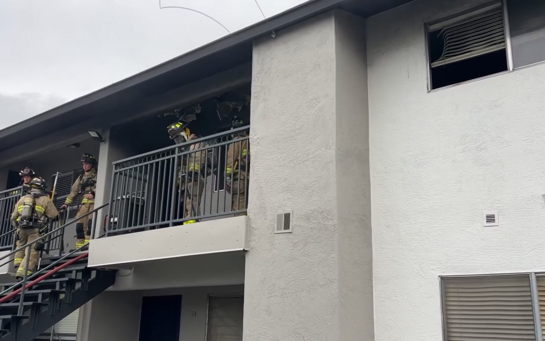 Incendio en apartamentos de Albuquerque causa evacuación y desplaza a cuatro residentes