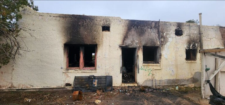 Bomberos controlan incendio en casa abandonada en Las Cruces; no hay lesionado