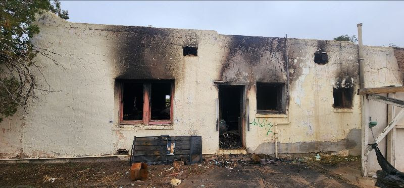 Bomberos controlan incendio en casa abandonada en Las Cruces; no hay lesionado