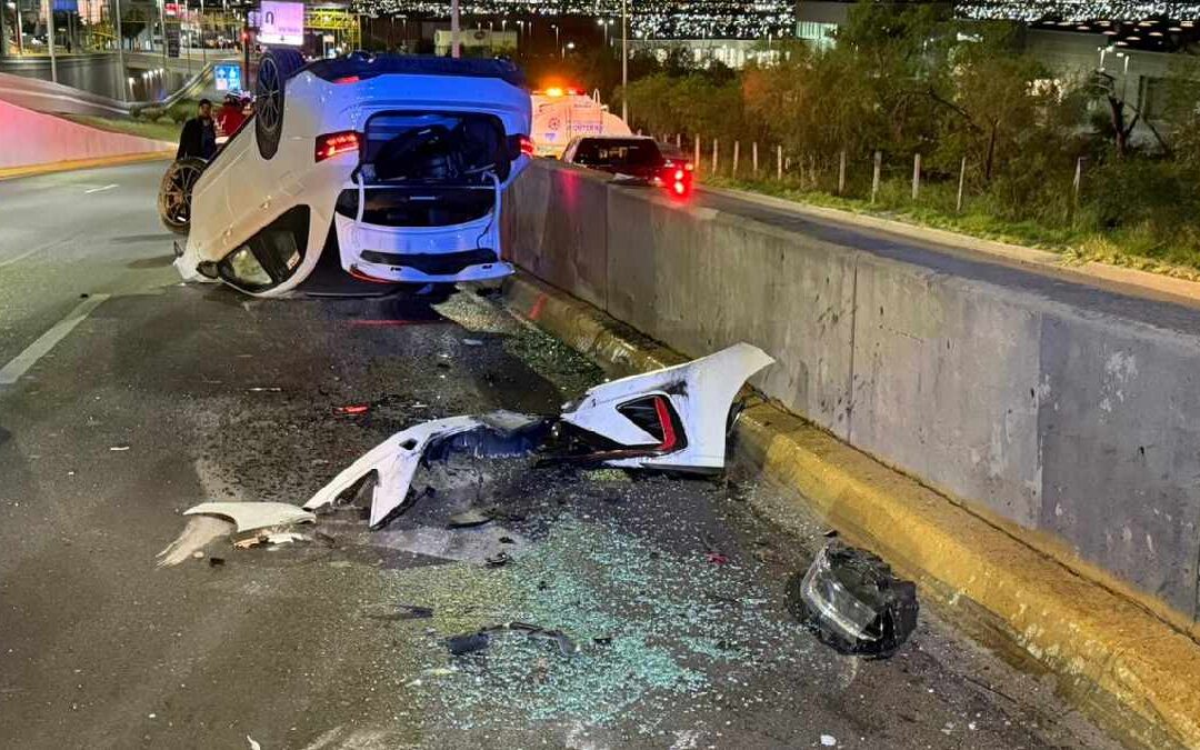 Accidente de Auto en Monterrey: Joven de 17 Años Vuelca en Avenida Leones | VIDEO