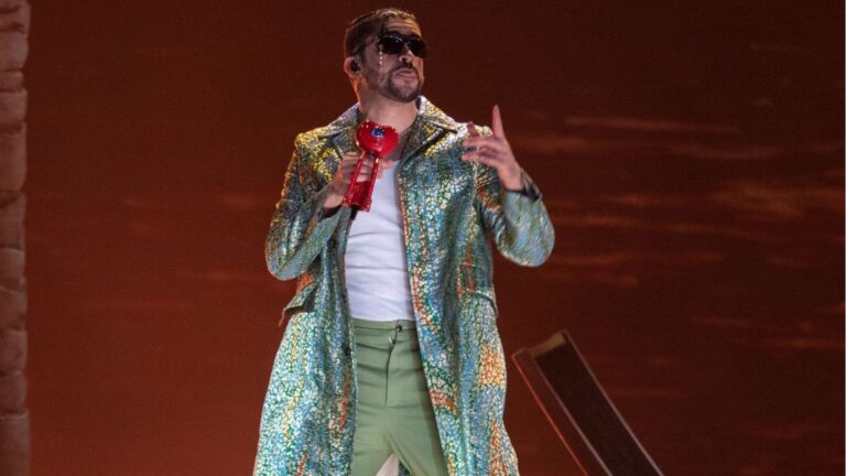 La posible multa de Bad Bunny por tocar una pieza arqueológica en el Museo de Antropología
