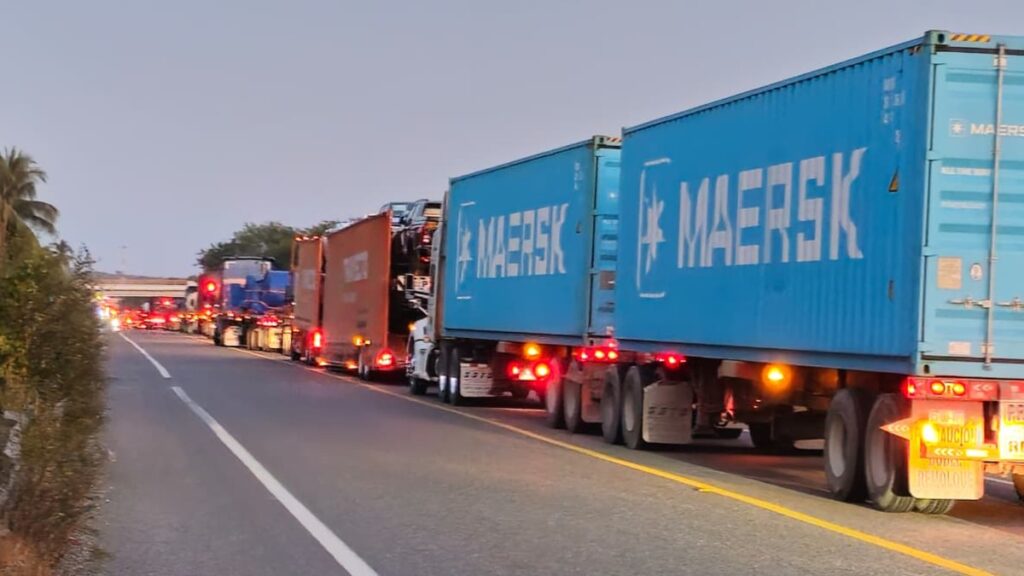 Cierre de la Autopista Siglo XXI: Crisis en el Transporte de Carga en Puerto Lázaro Cárdenas, Michoacán