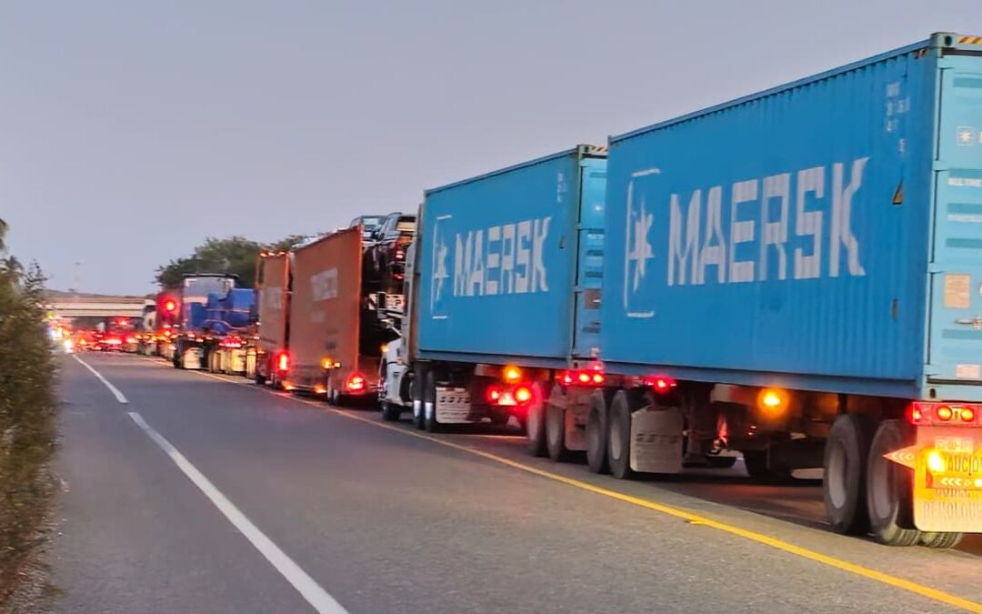 Cierre de la Autopista Siglo XXI: Crisis en el Transporte de Carga en Puerto Lázaro Cárdenas, Michoacán