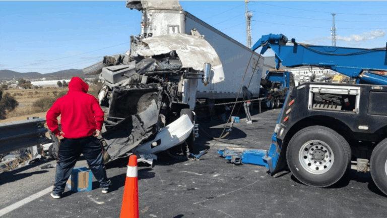 Tráiler Volcadura en Querétaro: Rapiña de Productos de Limpieza en la Carretera San Luis Potosí