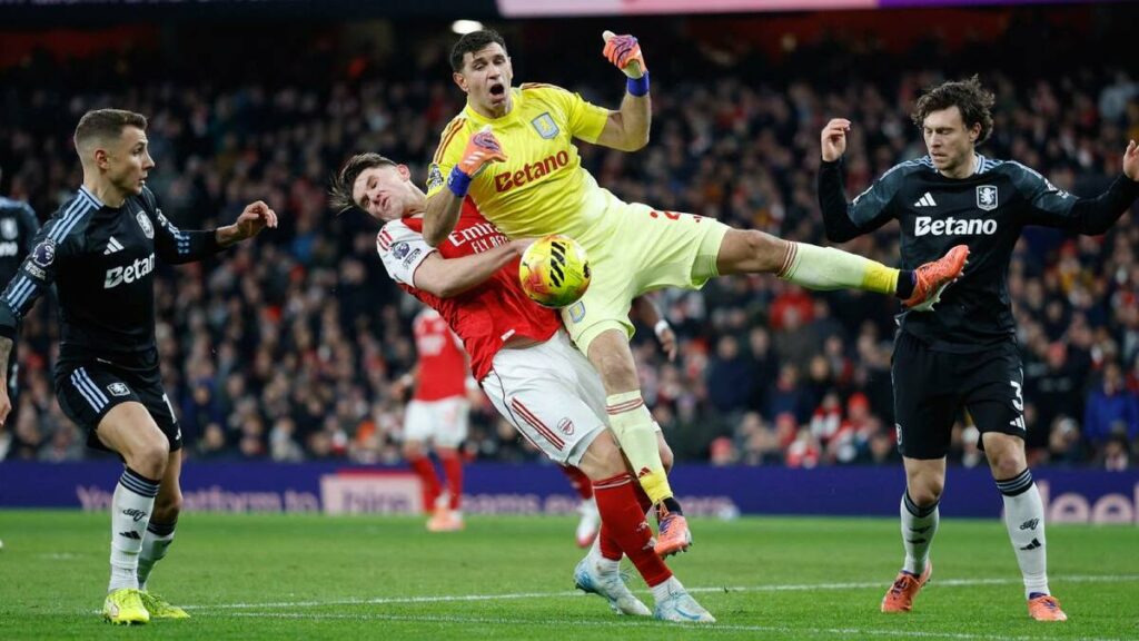Dibu Martínez Sufre un Gran Error con Aston Villa Durante la Goleada del Arsenal