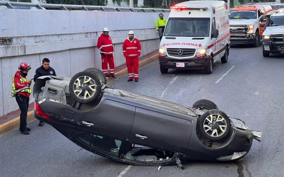 Volcadura en Monterrey: Obstrucción vial en la avenida Garza Sada y Lázaro Cárdenas