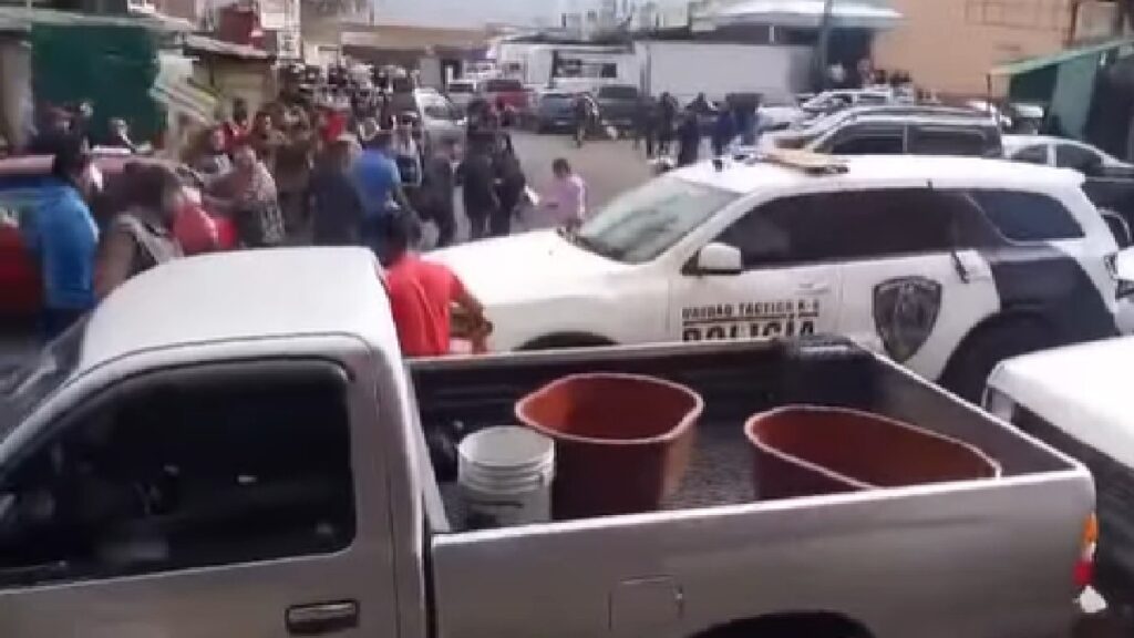 Comerciantes en Querétaro agreden a policías tras operativo antipirotecnia