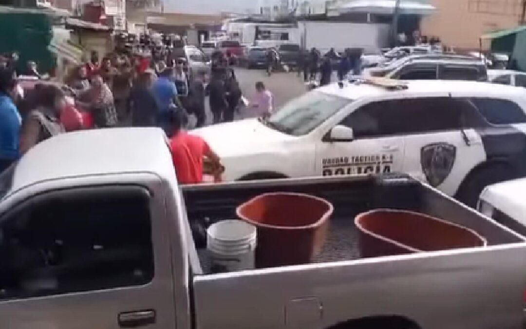 Comerciantes en Querétaro agreden a policías tras operativo antipirotecnia