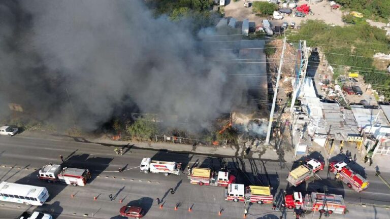 Incendio en Monterrey: Movilización de Emergencia tras Fuego en Almacén