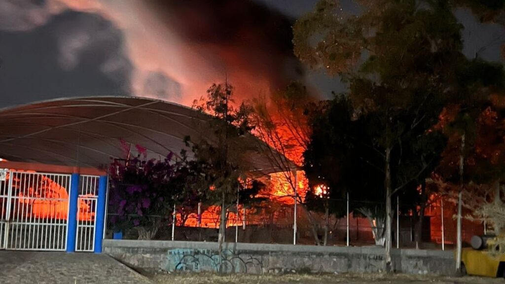 Incendio en SABES de la comunidad de Sauceda en Guanajuato causa pérdida total de un aula