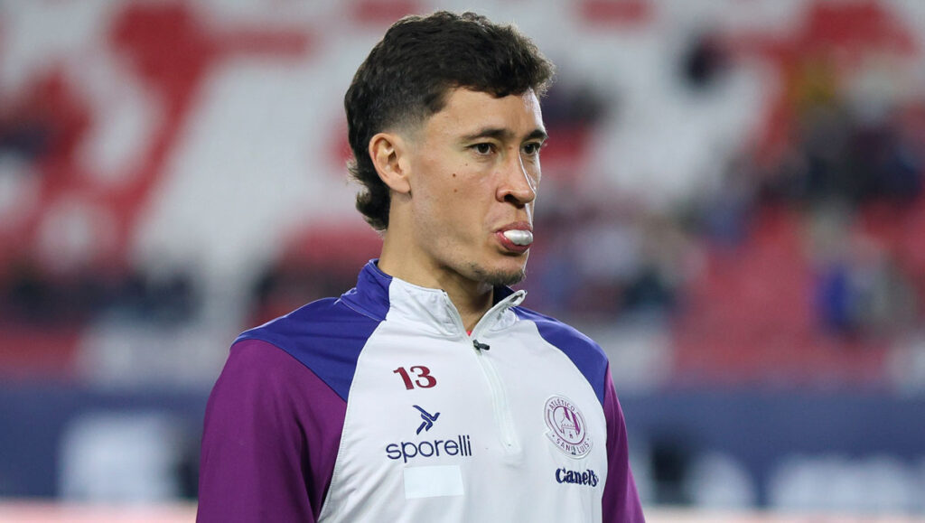 ¡Los Aficionados del América Celebran Posible llegada de Dourado con Creativos Memes!