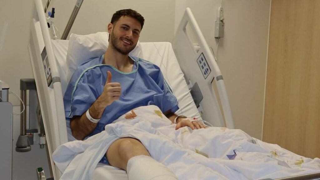 Santiago Giménez: El Entrenador del Milan Confirma la Duración de su Baja Esta Temporada