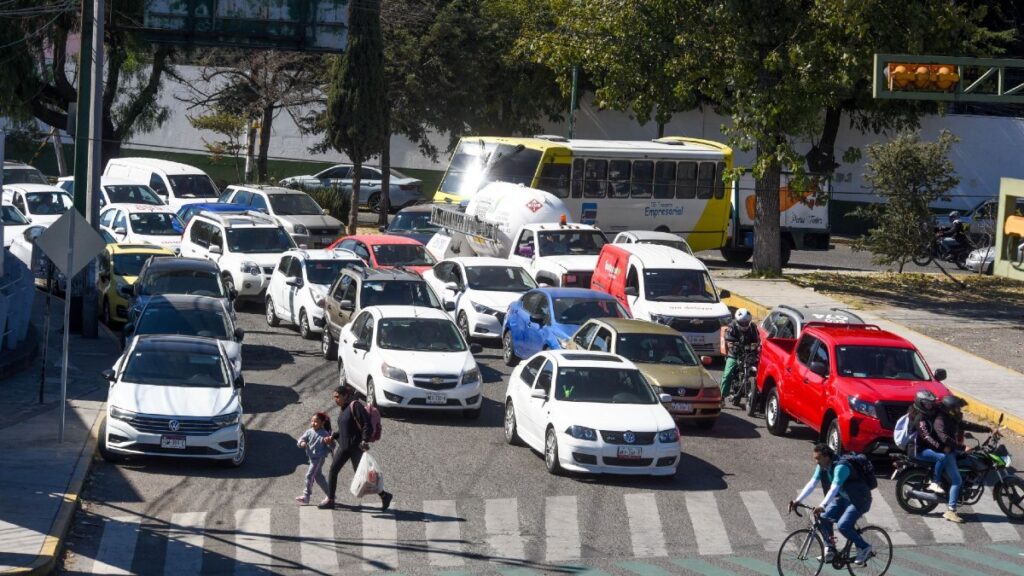Hoy No Circula en CdMx y Edomex: Autos que Descansan el Viernes 2 de Enero 2026