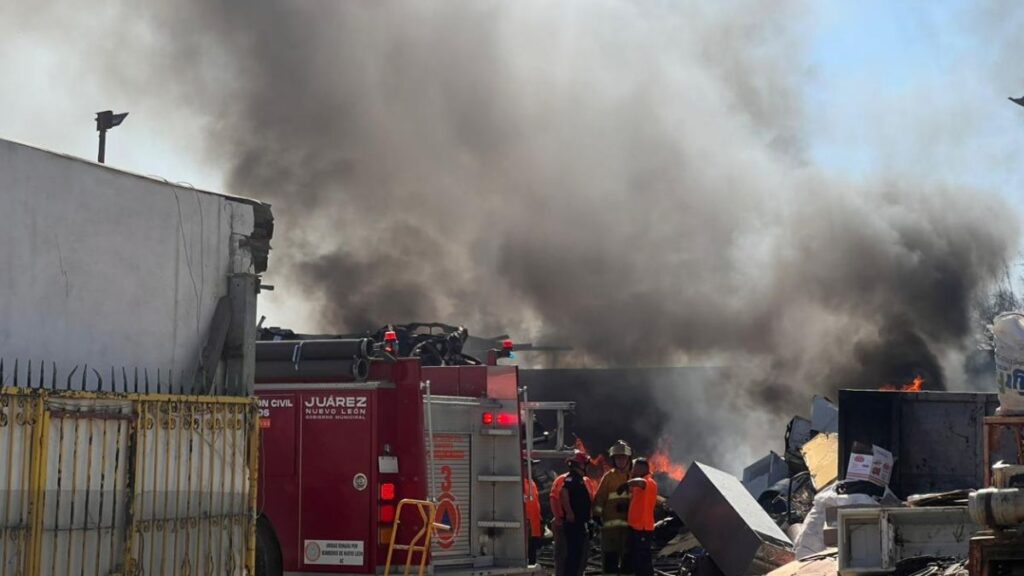 Incendio en Recicladora Mobiliza a Cuerpos de Rescate en Juárez, Nuevo León