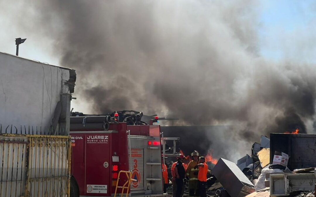 Incendio en Recicladora Mobiliza a Cuerpos de Rescate en Juárez, Nuevo León
