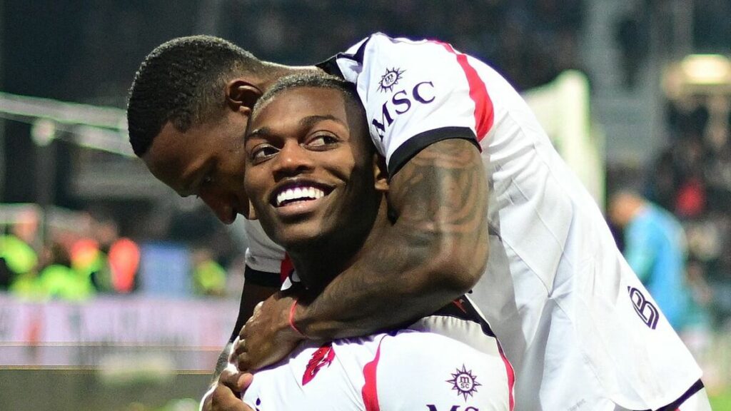 El Milan se impone al Cagliari y se convierte en líder momentáneo; debut del sustituto de Santi Gimenez