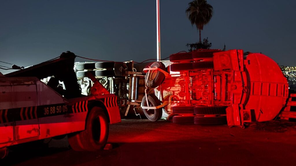 Accidente en la carretera a Chapala: Pipa volcó cerca del Aeropuerto de Guadalajara