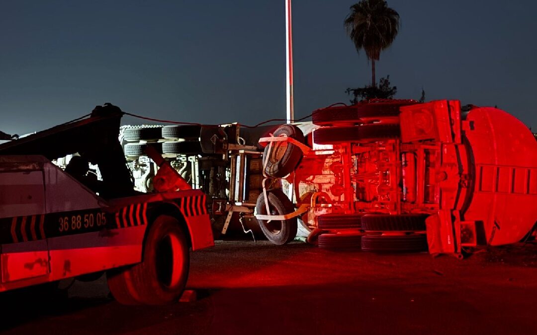 Accidente en la carretera a Chapala: Pipa volcó cerca del Aeropuerto de Guadalajara