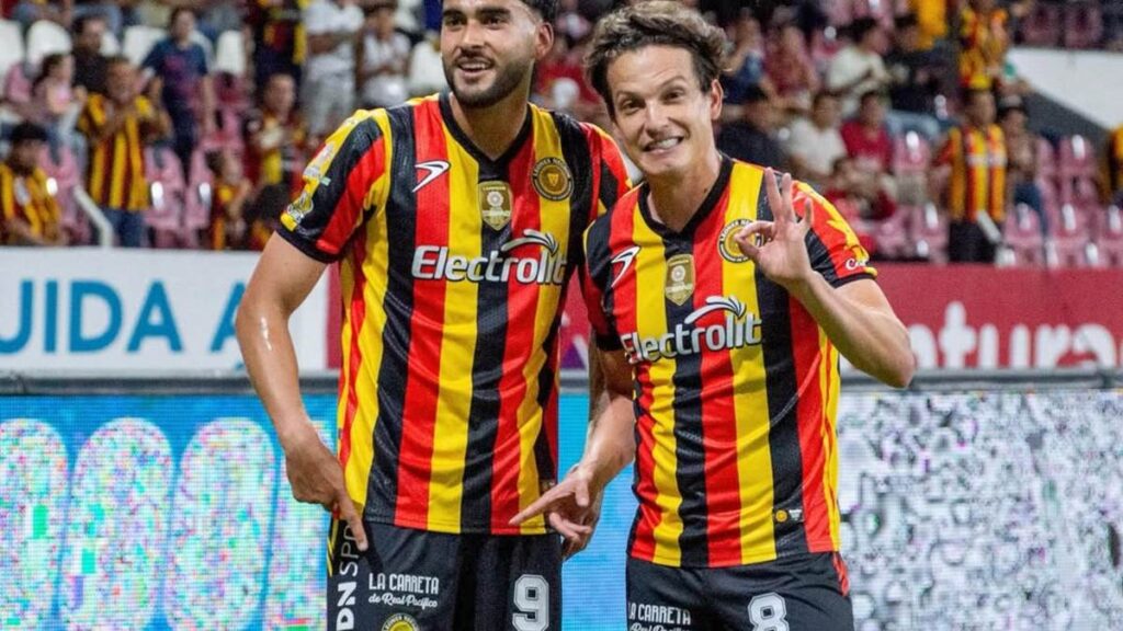 Impactante lesión de Carlos Fierro en el partido UDG vs Rayados | Detalles y VIDEO