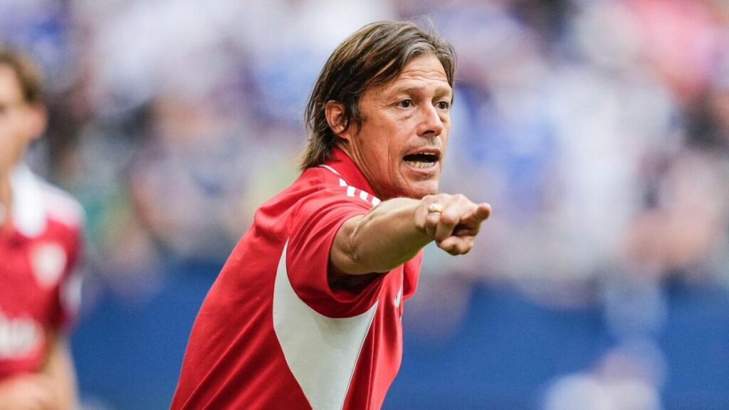 La Crisis del Sevilla FC: Aficionados Exigen la Salida de Matías Almeyda Tras la Goleada