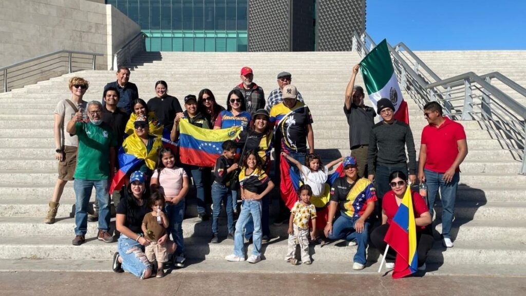 Celebración en la Plaza Mayor de Torreón: Venezolanos conmemoran la captura de Nicolás Maduro