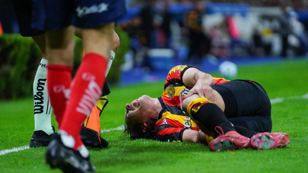 Leones Negros: La Evaluación de la Lesión de Carlos Fierro Impacta en el Equipo