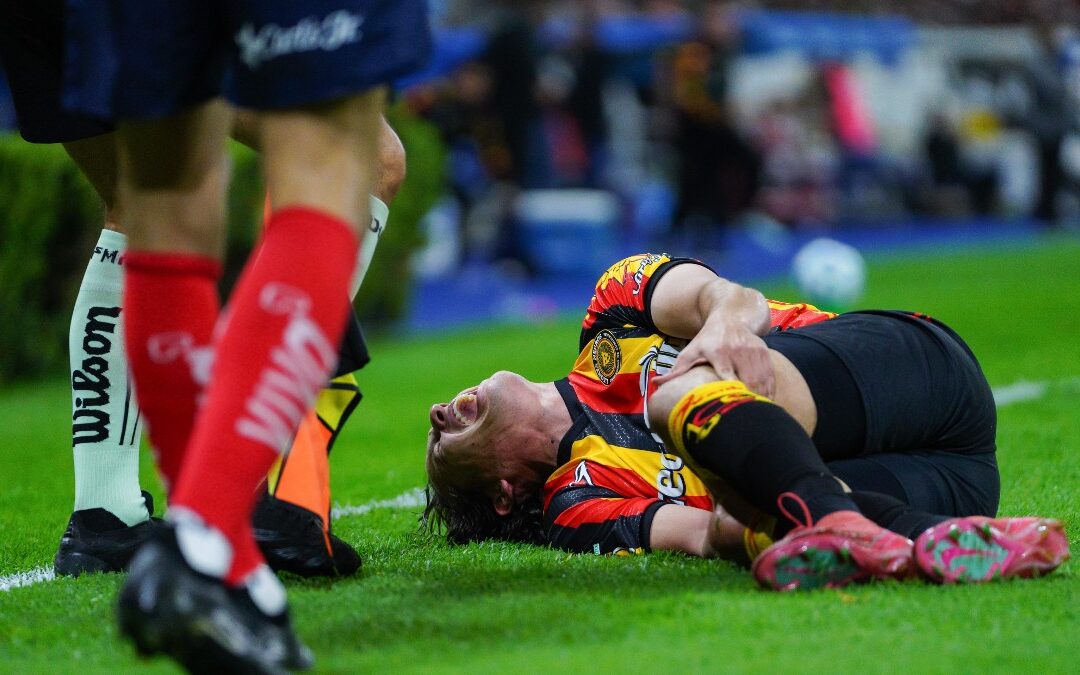 Leones Negros: La Evaluación de la Lesión de Carlos Fierro Impacta en el Equipo