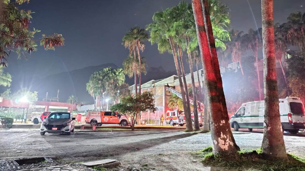 Movilización en Monterrey: Joven causa alarma al escalar la clínica 26 del IMSS