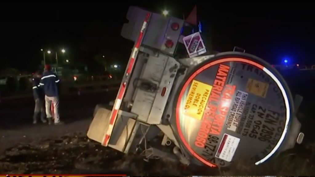 Accidente Vial: Volcadura de Pipa con Diésel en Lerdo Activa a Cuerpos de Emergencia