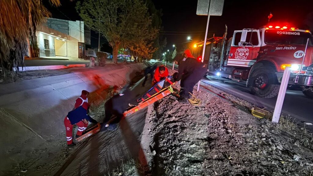 Motociclista Lesionado en San Pedro Tras Caer a Canal de Riego: Rescate en Camilla