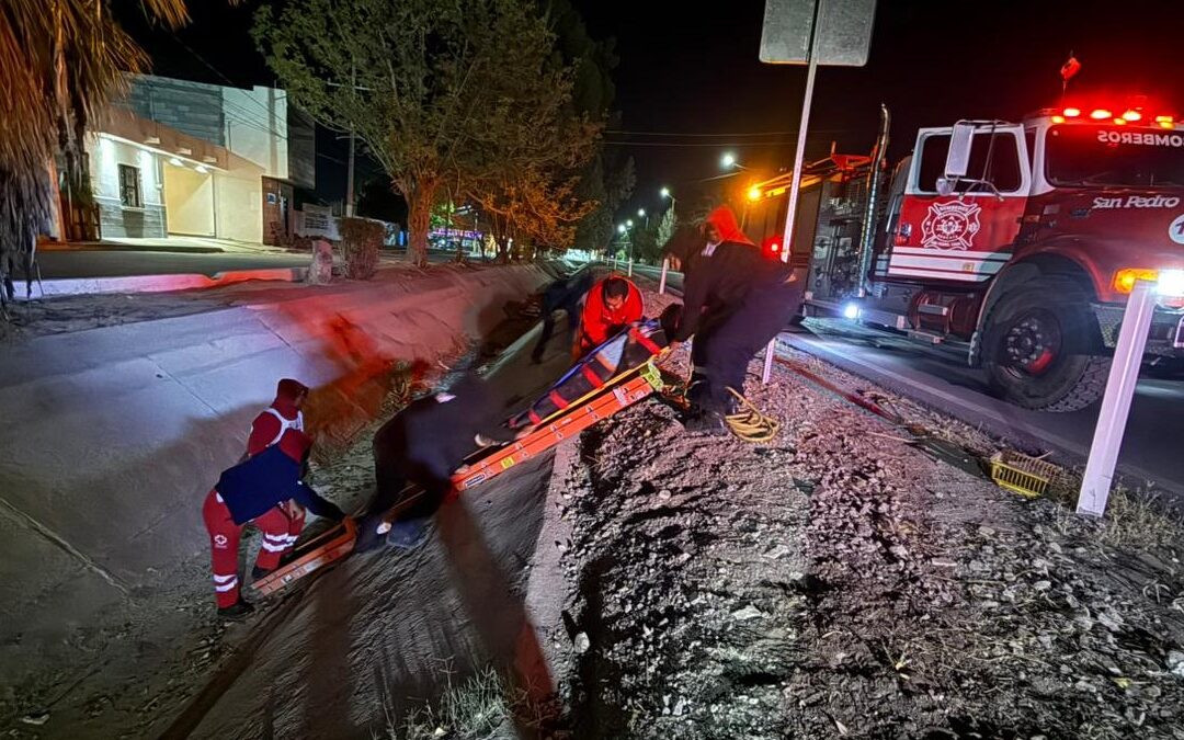 Motociclista Lesionado en San Pedro Tras Caer a Canal de Riego: Rescate en Camilla