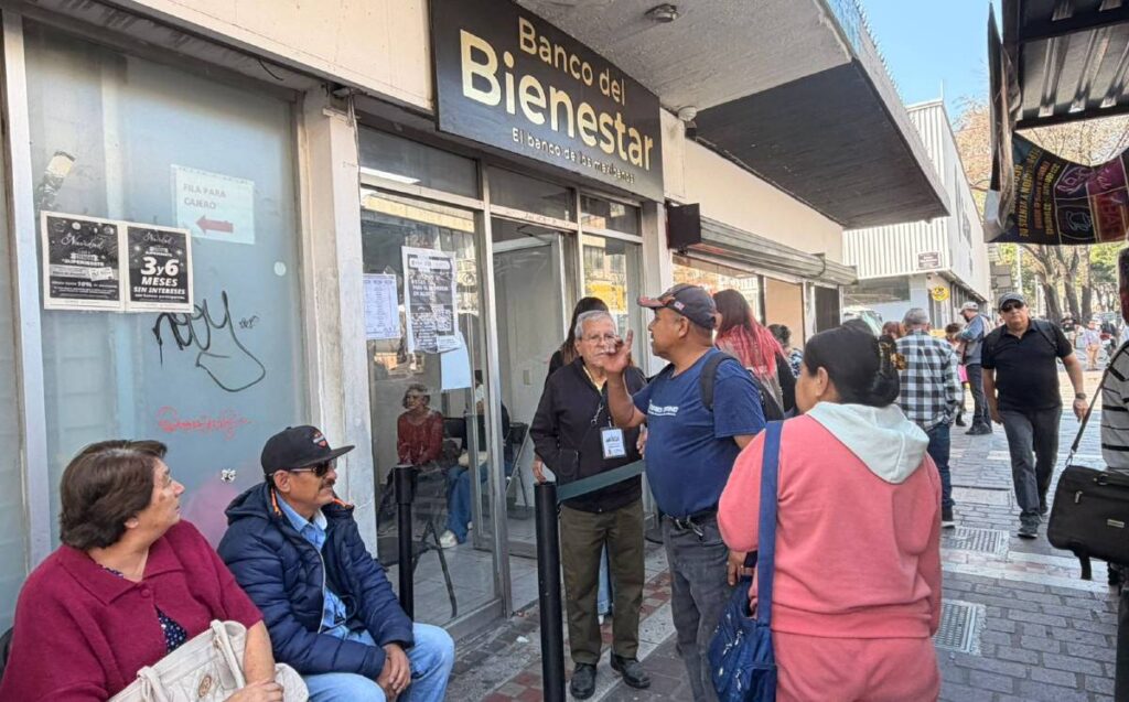 Pensión del Bienestar: Filas en el Banco Avenida Juárez de Guadalajara